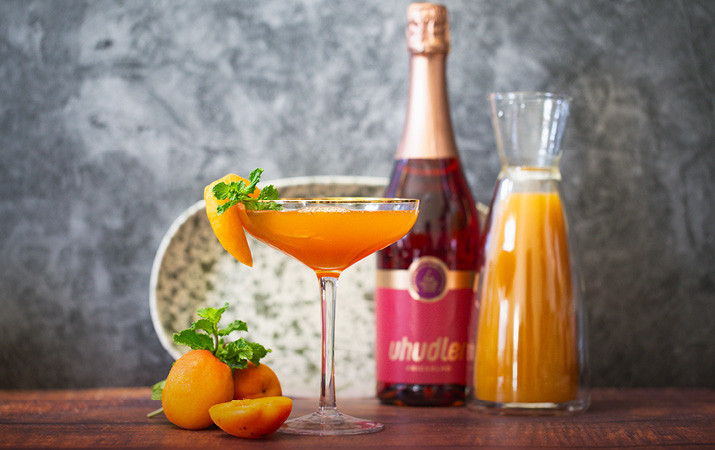 So schmeckt der Sommer: Uhudler-Marillen-Cocktail.