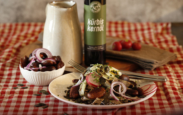 Saures Rindfleisch mit Käferbohnen und Ei.