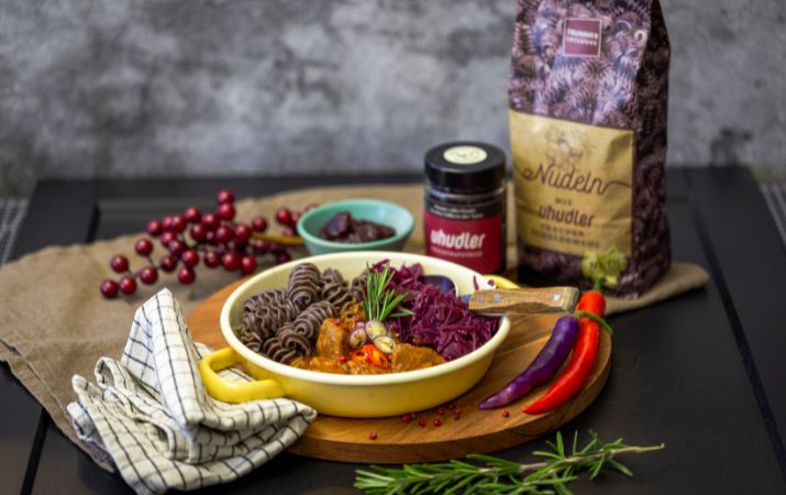 Uhudler-Nudeln mit Wildragout und Apfel-Rotkraut